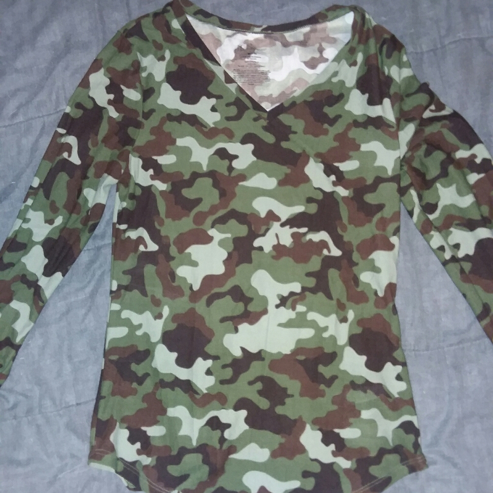 NWOT- No Boundaries Camo tee, Women's Size M